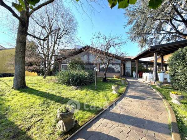 Attivitã /licenza (con o senza mura) in commerciale in 