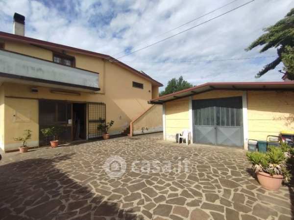 Capannone in commerciale in Via Montalbano