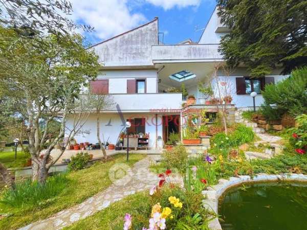 Villa in residenziale in Via dei Gelsomini