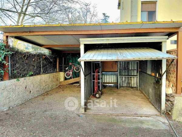 Box/posto auto in residenziale in Via Mortuli