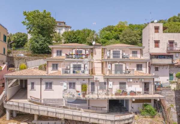 Box/posto auto in residenziale in Borgo San Rocco 70