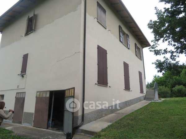Casa bi/trifamiliare in residenziale in Via Montecatone