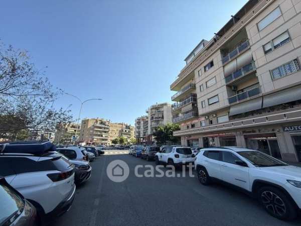 Negozio/locale commerciale in commerciale in Piazza di Santa Monica