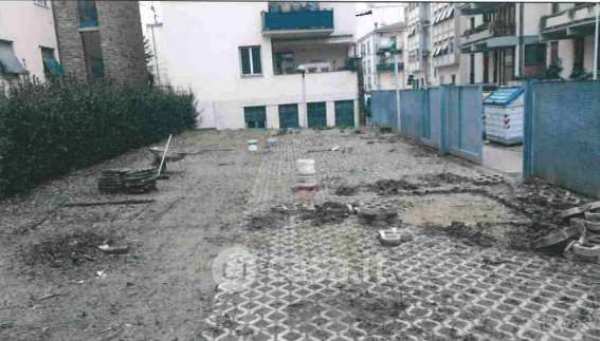 Box/posto auto in residenziale in Via del Pino