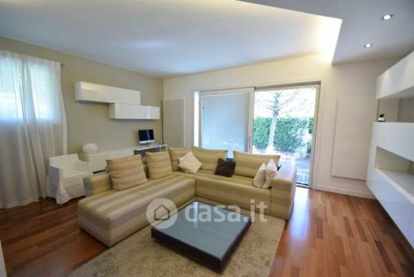 Casa bi/trifamiliare in residenziale in 
