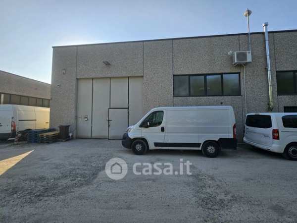 Capannone in commerciale in Via Bozza dei Salici