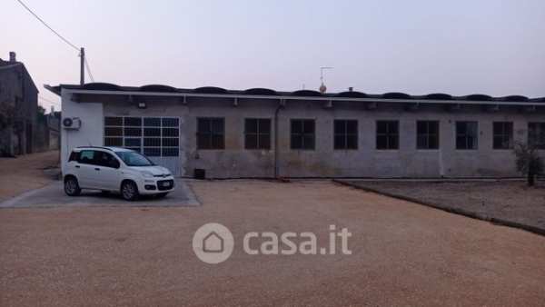 Capannone in commerciale in Via Antonio Vivaldi 10