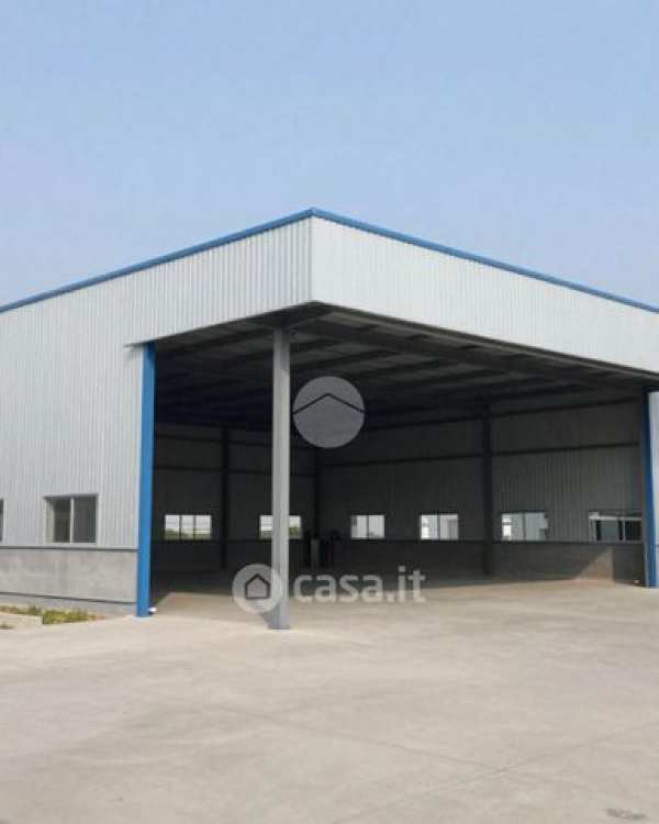 Capannone in commerciale in Via dell'Industria