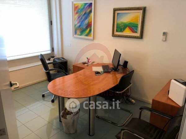 Ufficio in commerciale in Via Enrico Medi