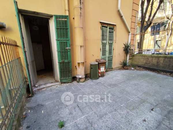 Negozio/locale commerciale in commerciale in Via Contubernio Giovanni Battista d'Albertis