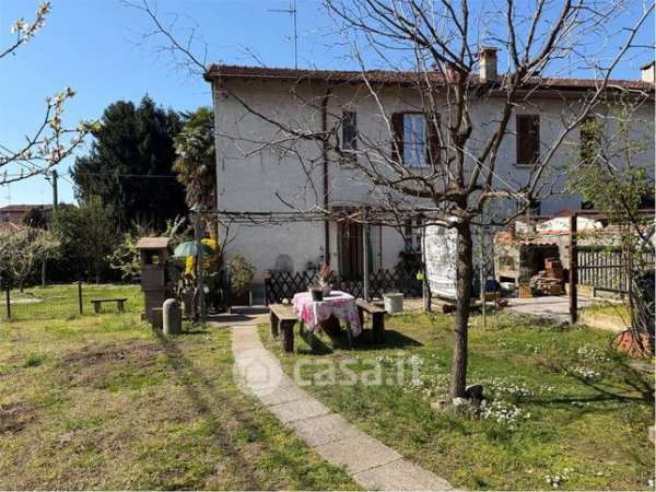 Casa bi/trifamiliare in residenziale in Via Casale 15