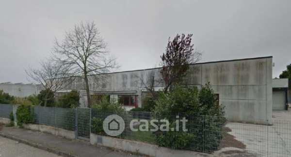 Capannone in commerciale in Via dell'Industria 7