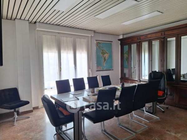 Ufficio in commerciale in 