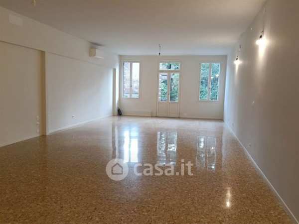 Ufficio in commerciale in 