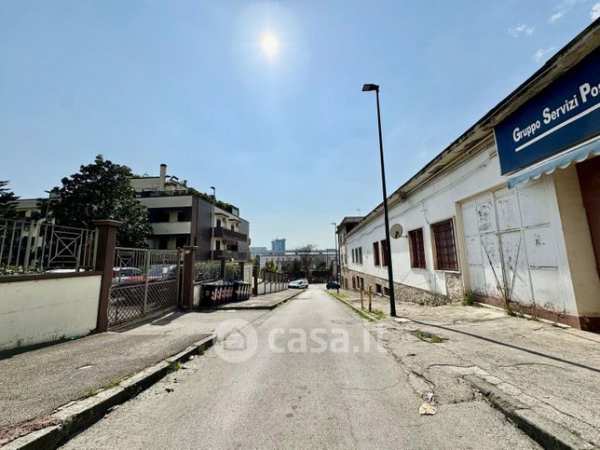 Capannone in commerciale in Via San Giovanni de Matha 37