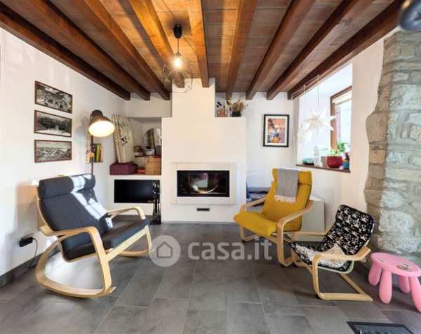 Casa bi/trifamiliare in residenziale in 
