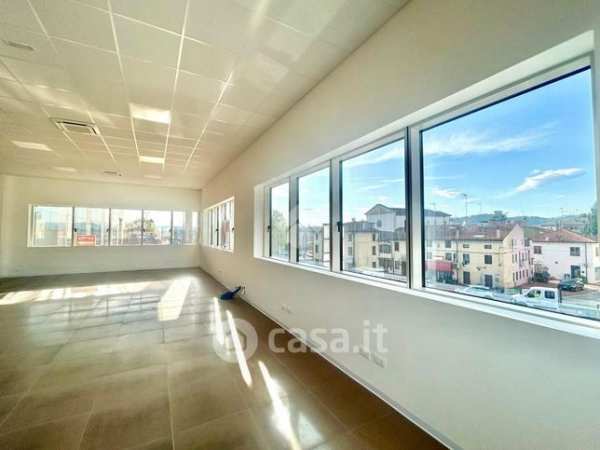 Ufficio in commerciale in 