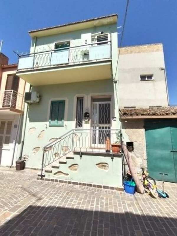 Casa bi/trifamiliare in residenziale in Via de Felice 28 -1