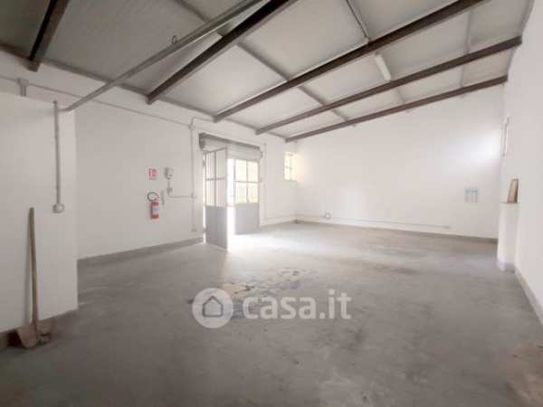 Capannone in commerciale in Via Emanuele Gianturco 44