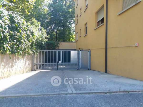 Box/posto auto in residenziale in Via Francesco Zanardi 395