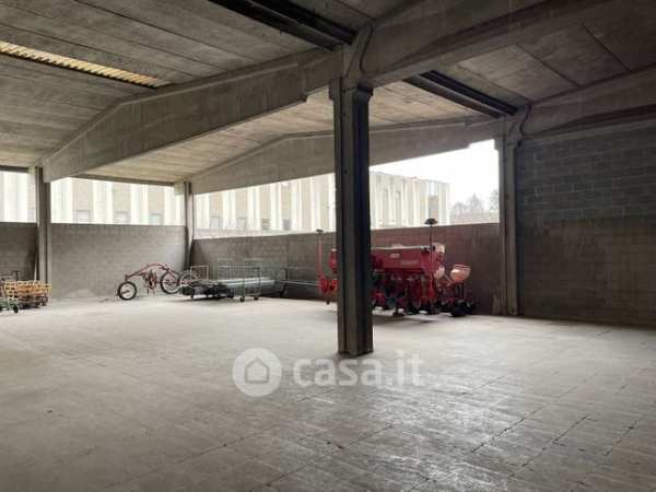 Capannone in commerciale in Via F. Turati 25