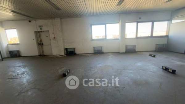 Capannone in commerciale in 