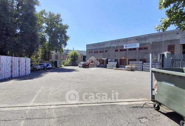 Capannone in commerciale in Via Martin Luther King 79