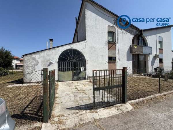 Casa bi/trifamiliare in residenziale in Strada Cavedon