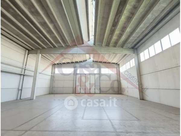 Capannone in commerciale in 