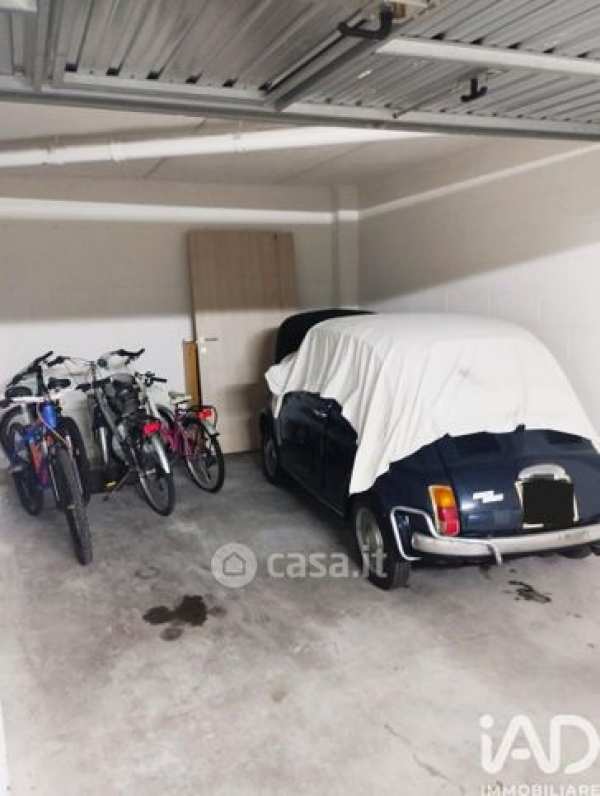 Box/posto auto in residenziale in Via Nino Bixio