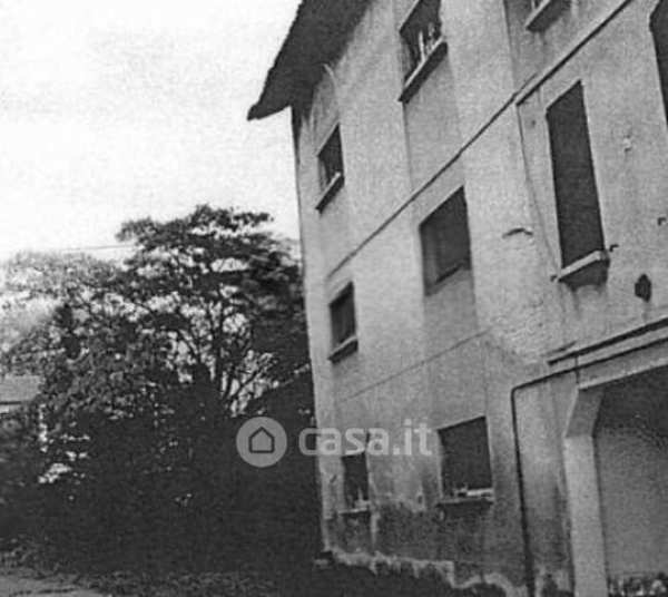 Capannone in commerciale in Piazza Battisti Cesare