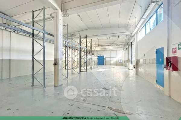 Capannone in commerciale in 