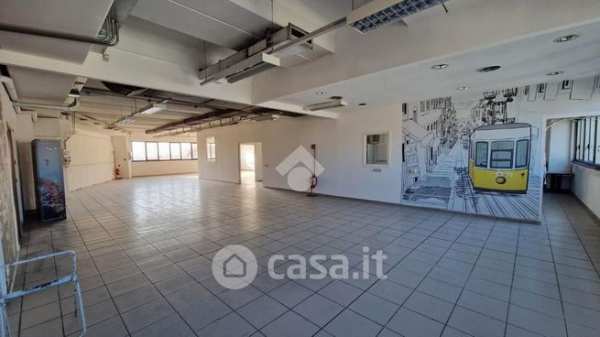 Capannone in commerciale in 