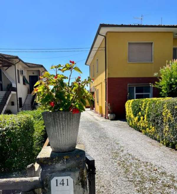 Appartamento in residenziale in Viale dei Pini 141
