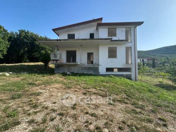 Casa indipendente in residenziale in 