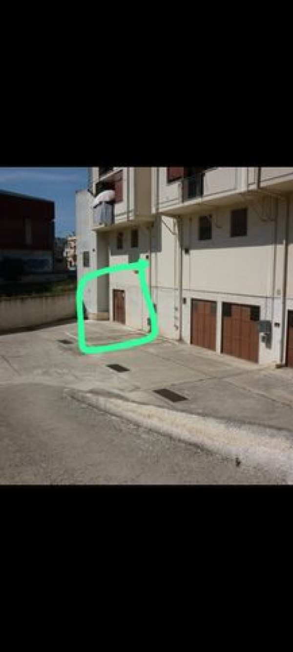 Box/posto auto in residenziale in Via Europa Unita 29