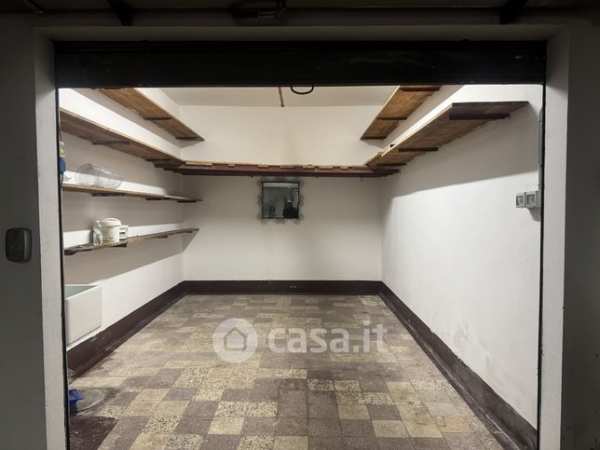 Box/posto auto in residenziale in Via Ungheria