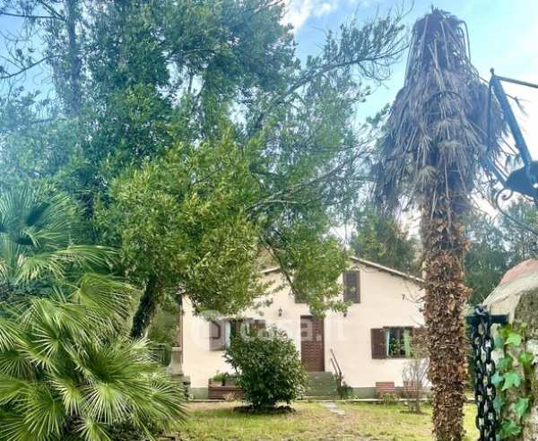 Casa indipendente in residenziale in Viale del Lago Cimino 6