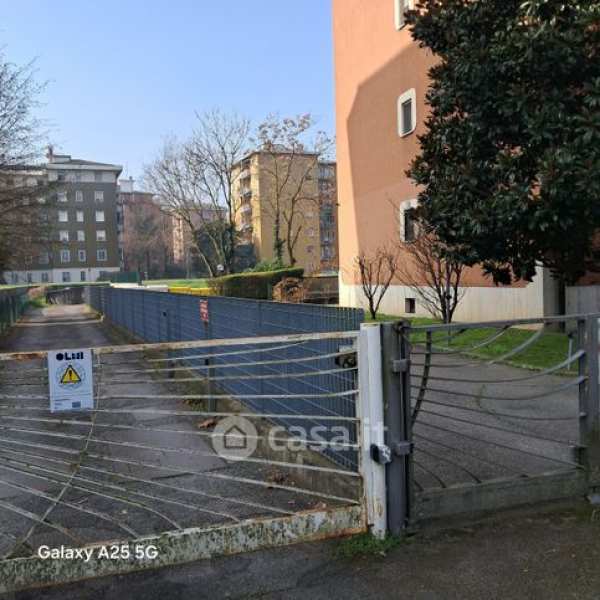 Box/posto auto in residenziale in Viale Campania 7