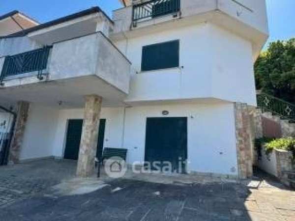 Casa bi/trifamiliare in residenziale in Via Alessandro il Molosso 14