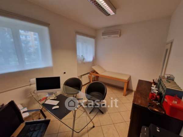 Ufficio in commerciale in Viale America 11