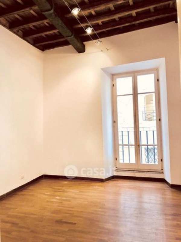 Ufficio in commerciale in Via del Banco di Santo Spirito