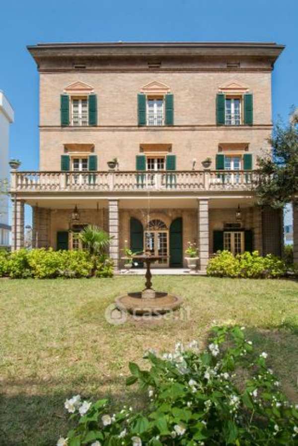 Villa in residenziale in Lungomare Rasi Spinelli 40