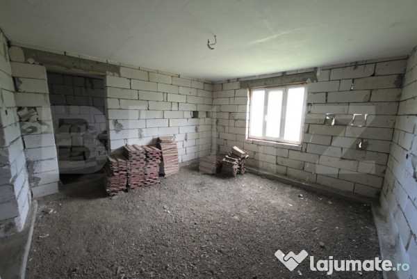 Casa la tara de vanzare, cu 13 ari de teren, la 40 km de bi