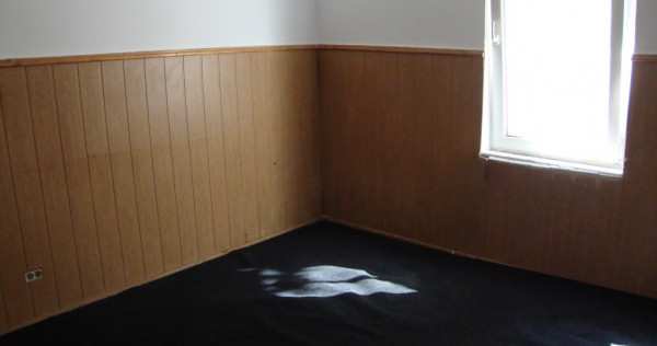 Inchiriere casa la curte