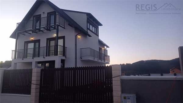 Vila  de 9 camere , zona sanpetru