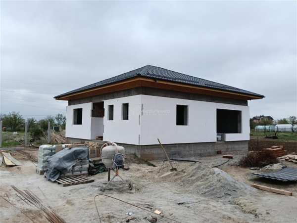 Casa individuala-3 camere-toate utilitatile-asfalt-stb-mutare rapida