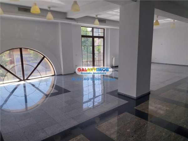 De inchiriat spatiu comercial 280 mp  central- etaj 1