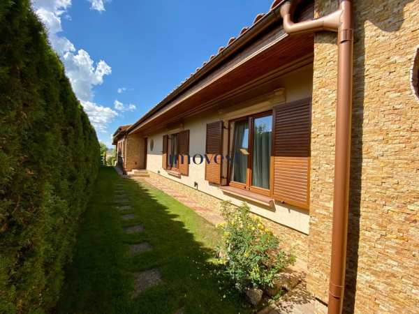 Casa de vacanta de vanzare la lac apa - 4 dormitoare, living + bucatarie open space, ponton pe lac  390.000 eur