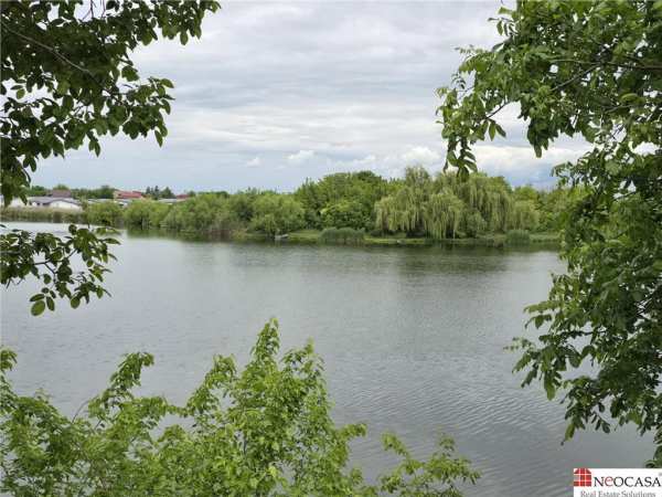 Vila moderna cu piscina si vedere catre lac
